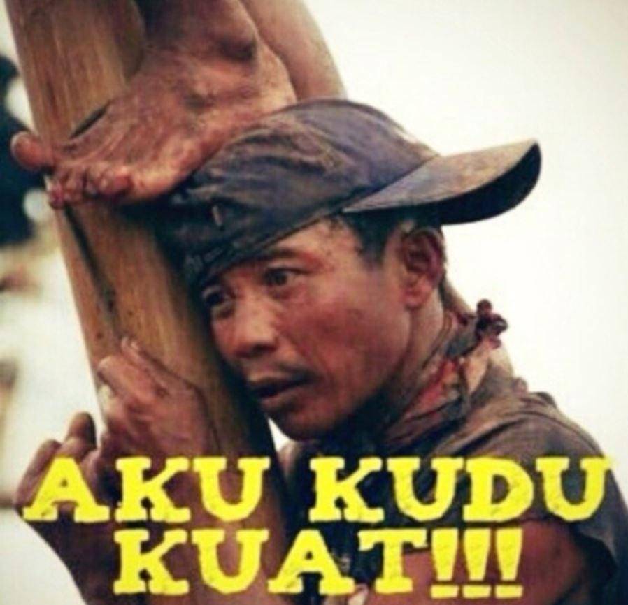 ekspresi kocak panjat pinang (instagram.com/lelucon.seru)