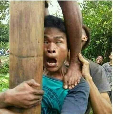 ekspresi kocak panjat pinang (facebook.com/Kata-kata-lucu-100297484663054)