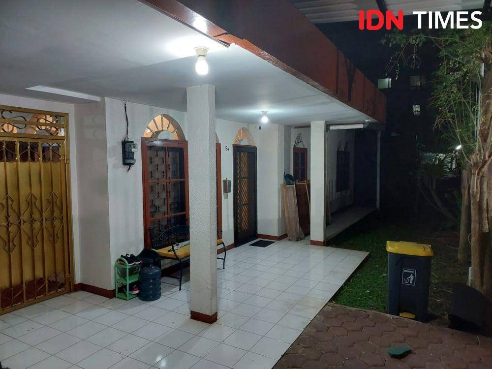 Tampak depan rumah di Duren Tiga Utara II yang dibeli Ferdy Sambo dan dihuni oleh para ajudan, termasuk Brigadir J. (IDN Times/Santi Dewi)