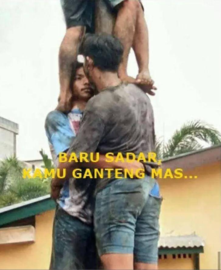 ekspresi kocak panjat pinang (twitter.com/dsuzzy)
