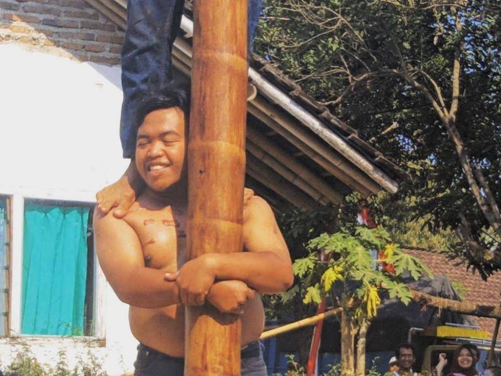 ekspresi kocak panjat pinang (instagram.com/bocah_gaips)
