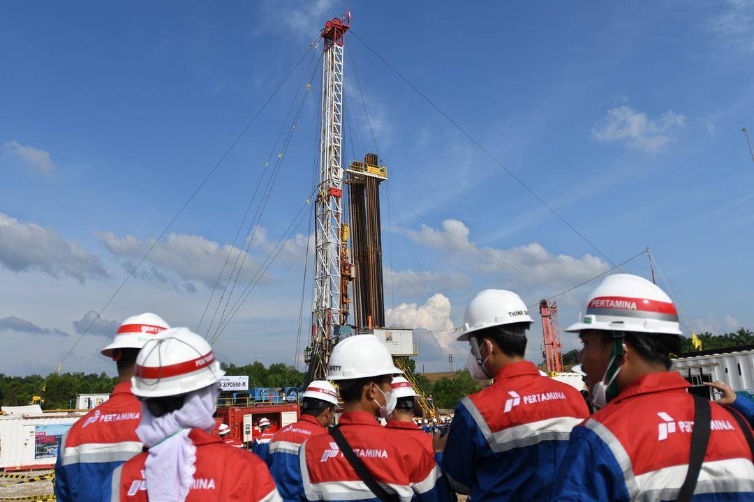 Pengoperasian Rig (alat pengeboran minyak bumi) PDSI 49 milik PT Pertamina Hulu Rokan (PHR) di Duri, Riau. (ANTARA FOTO/Aditya Pradana Putra)