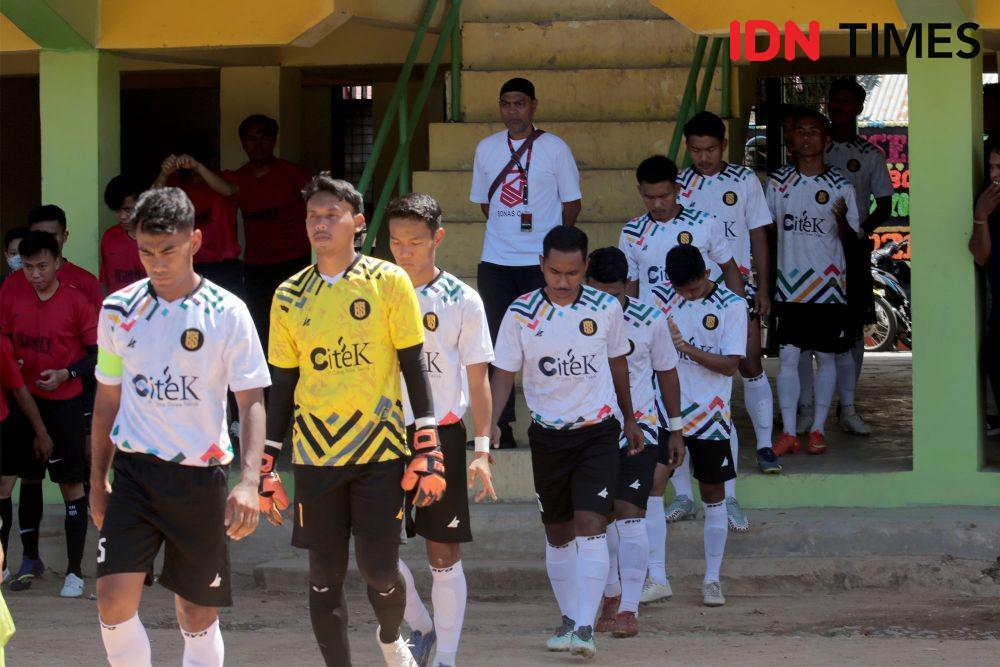 Ar Rasyid FC Menang Telak 6-0 Atas Peslob FC pada turnamen sepakbola Bonas Cup (IDN Times/Arifin Al Alamudi)