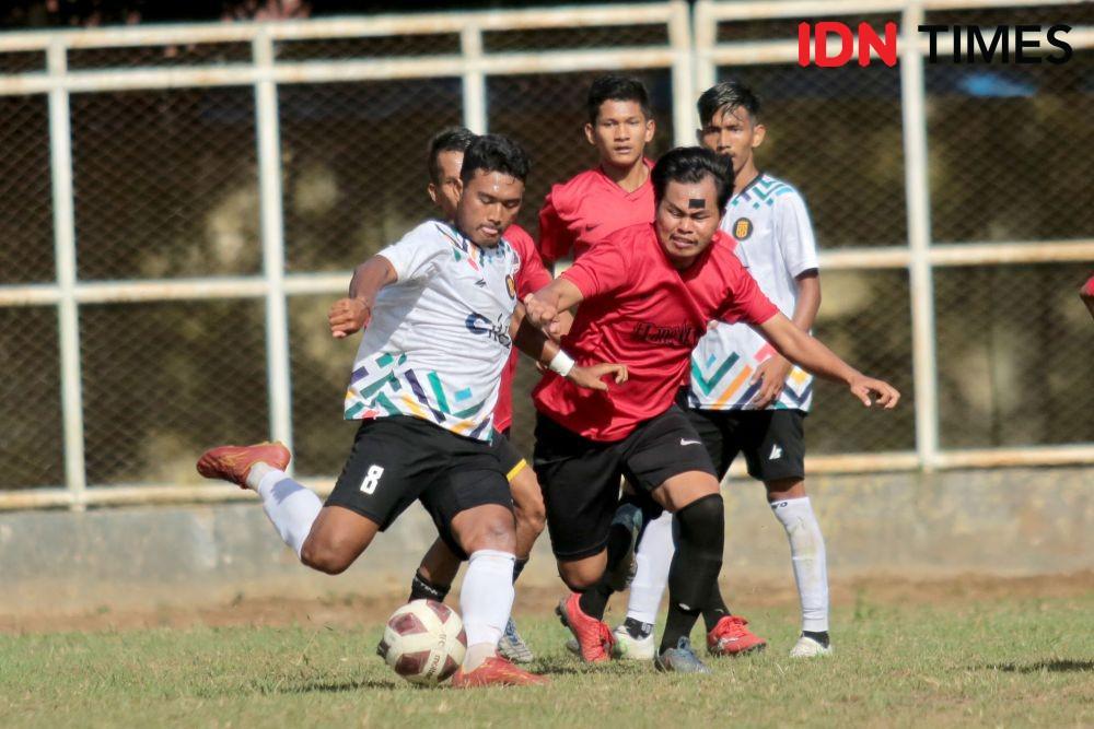 Ar Rasyid FC Menang Telak 6-0 Atas Peslob FC pada turnamen sepakbola Bonas Cup (IDN Times/Arifin Al Alamudi)