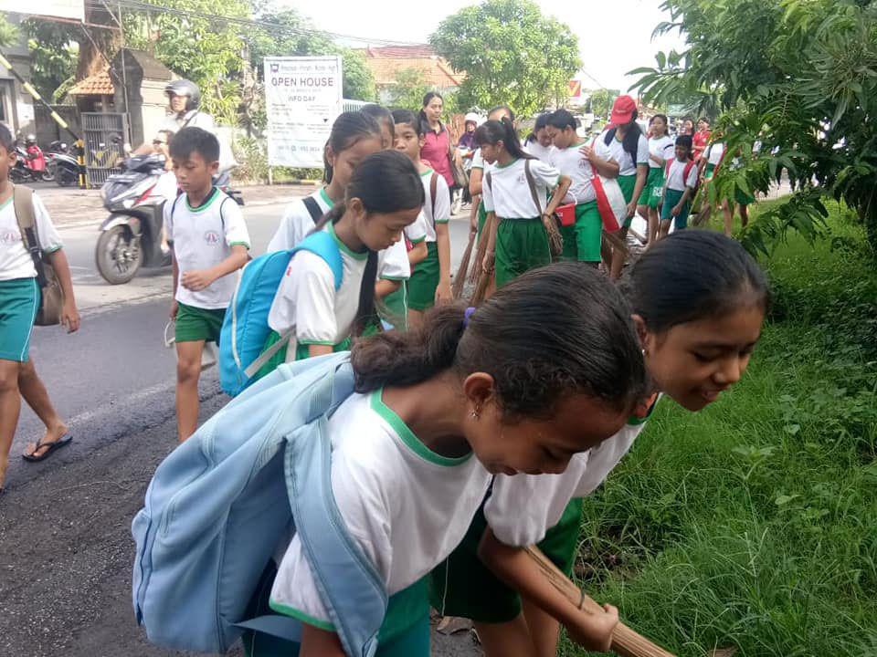 Siswa sedang melakukan kegiatan bersih-bersih lingkungan. (facebook.com/Hainan Bali)