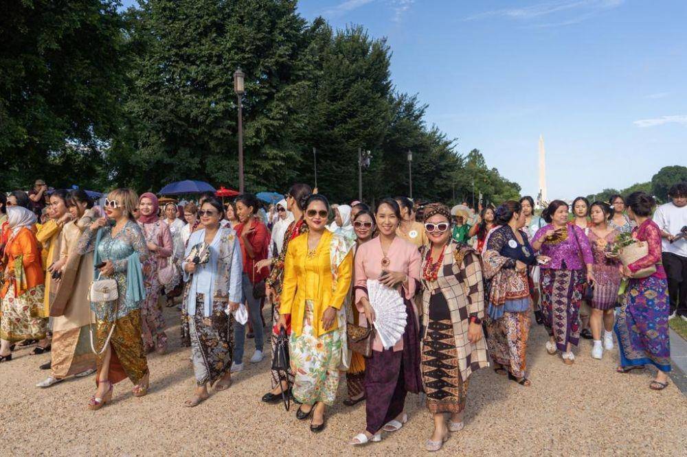 Parade "Cantik Berkebaya" oleh WNI dan Diaspora Indonesia di Washington DC, AS. (Dok. KBRI Washington DC)