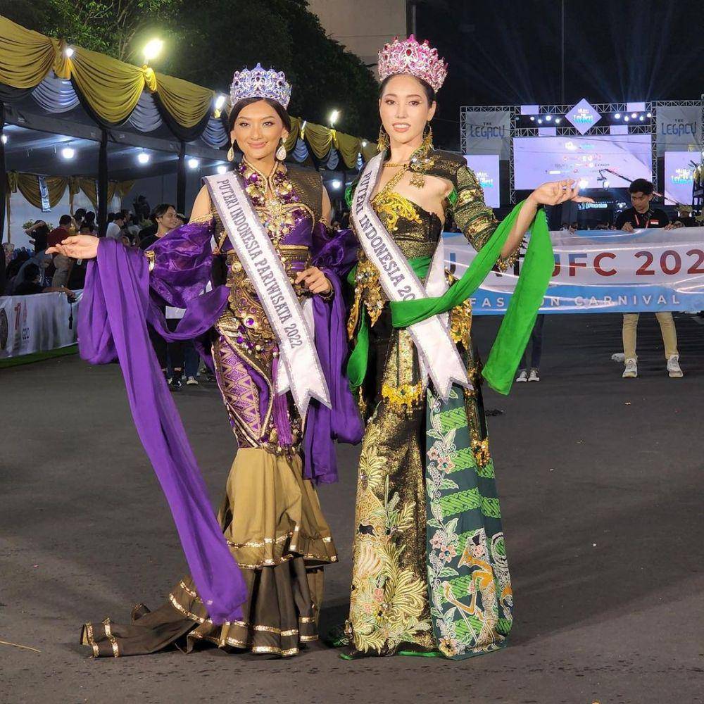 Potret Laksmi Suardana dan Adinda Cresheilla di Jember Fashion Carnaval 2022 (Instagram.com/officialputeriindonesia)