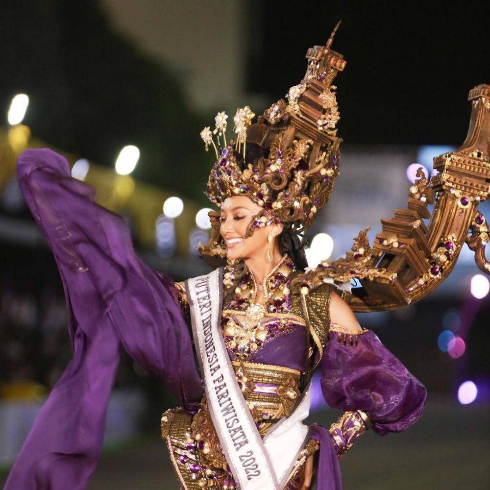 Potret Laksmi Suardana dan Adinda Cresheilla di Jember Fashion Carnaval 2022 (Instagram.com/officialputeriindonesia)
