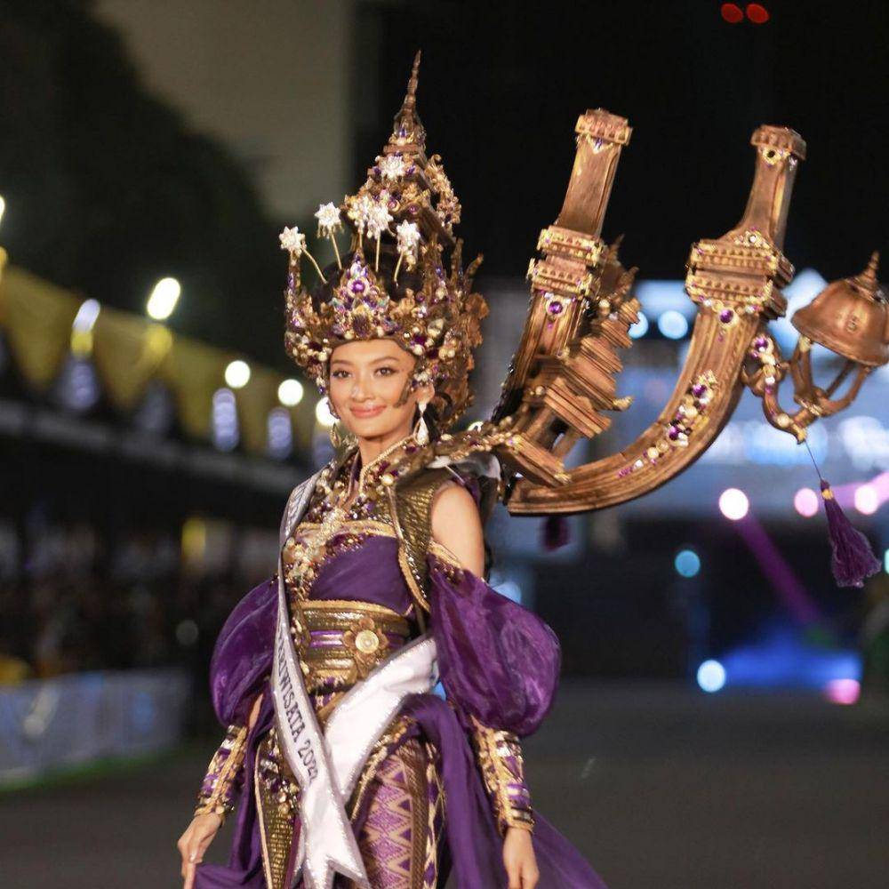 Potret Laksmi Suardana dan Adinda Cresheilla di Jember Fashion Carnaval 2022 (Instagram.com/officialputeriindonesia)