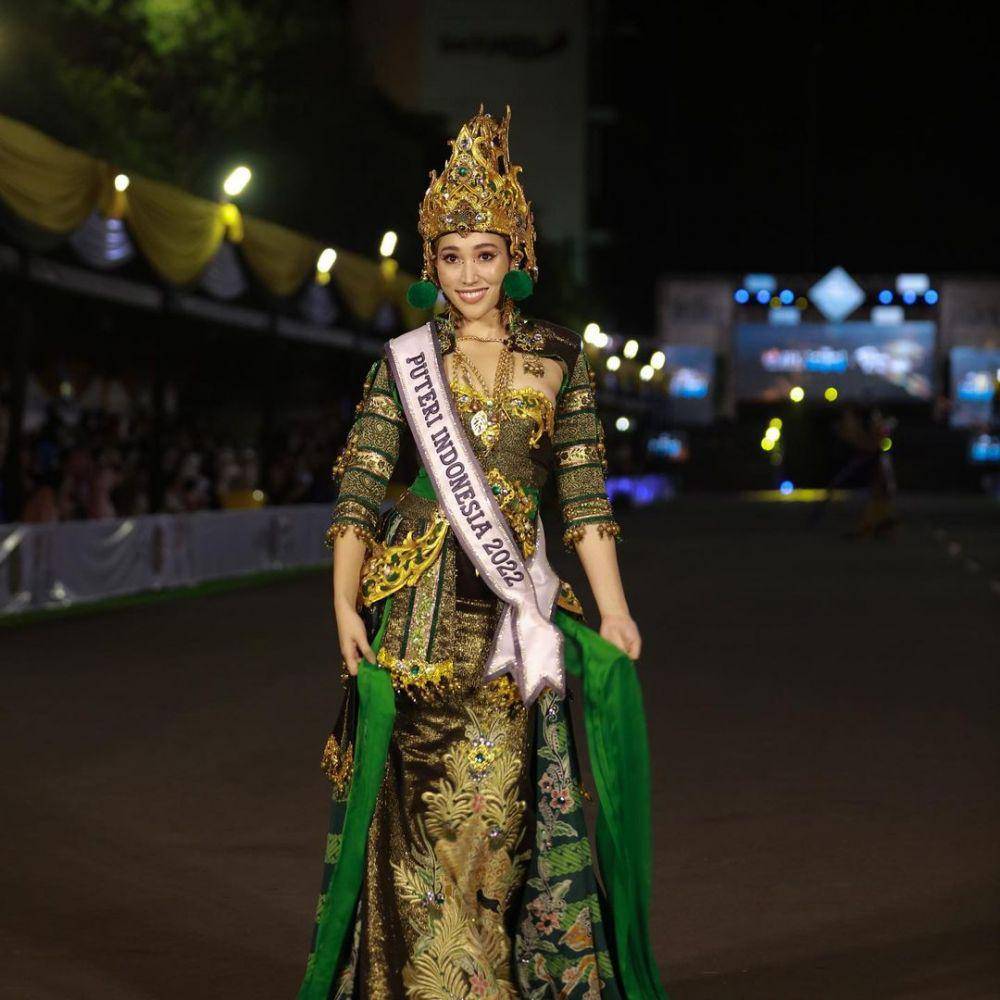 Potret Laksmi Suardana dan Adinda Cresheilla di Jember Fashion Carnaval 2022 (Instagram.com/officialputeriindonesia)