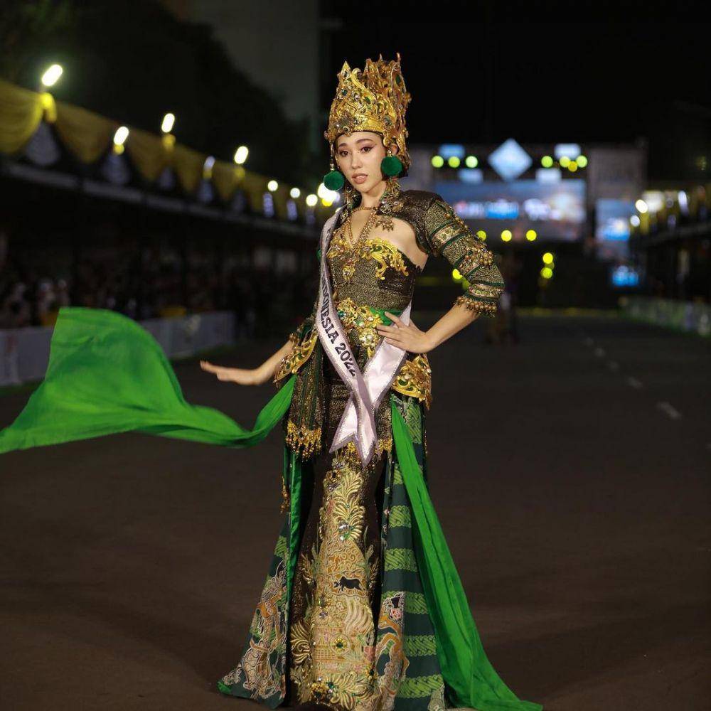 Potret Laksmi Suardana dan Adinda Cresheilla di Jember Fashion Carnaval 2022 (Instagram.com/officialputeriindonesia)