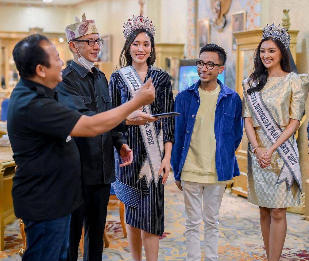 Potret Laksmi Suardana dan Adinda Cresheilla di Jember Fashion Carnaval 2022 (Instagram.com/officialputeriindonesia)