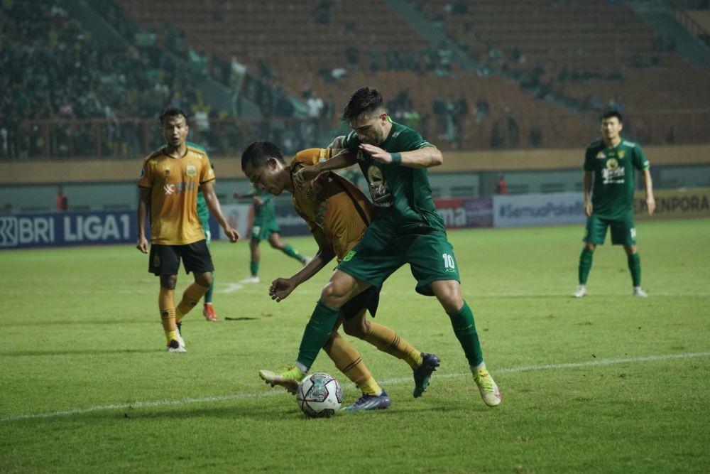 Higor Vidal berusaha merebut bola dari penguasaan pemain Bhayangkara FC. (Persebaya)