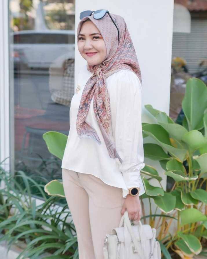 OOTD atasan putih dan hijab (instagram.com/rarararatya_)