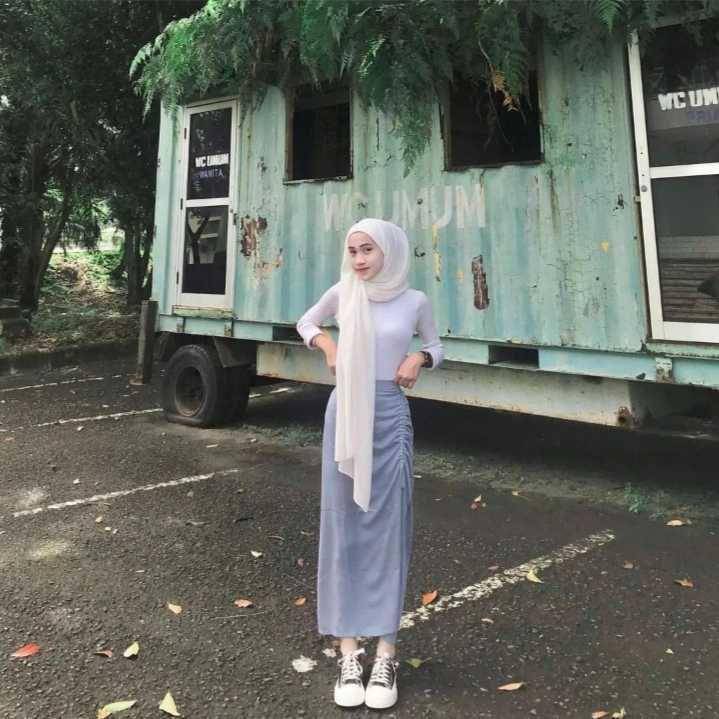 OOTD atasan putih dan hijab (instagram.com/ootdhijabwomen)