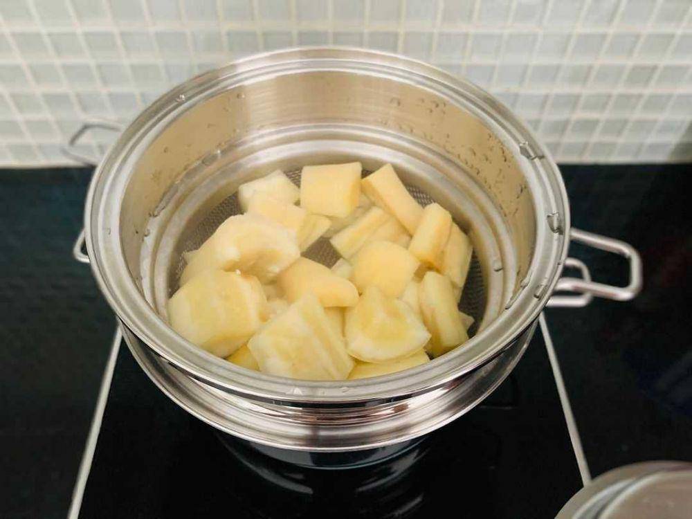 mengukus singkong (instagram.com/blackapron.saladmaster)
