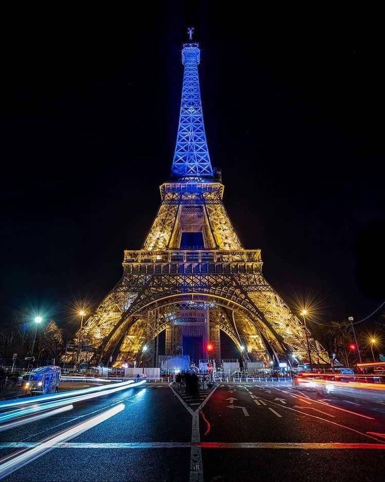 Menara Eiffel (instagram.com/parisfranceofficial)