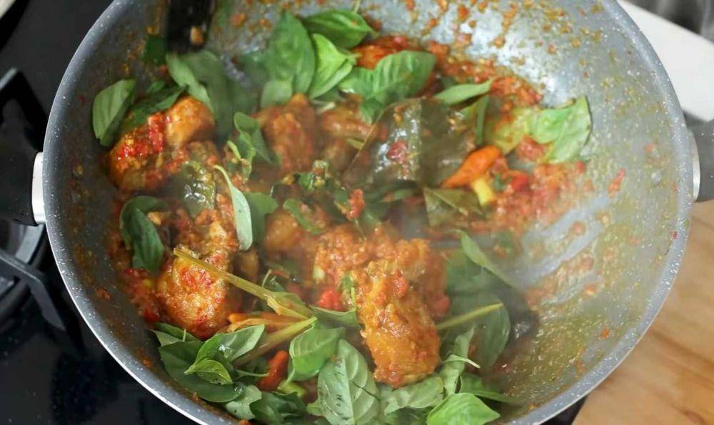 memasak rica-rica ayam kampung (yt.com/Devina Hermawan)