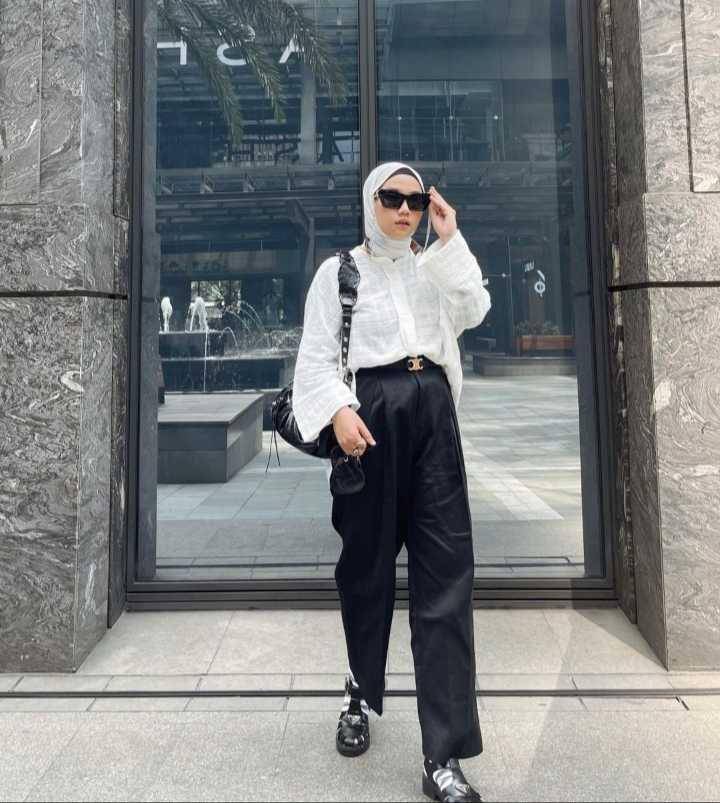 OOTD atasan putih dan hijab (instagram.com/karinarestu)