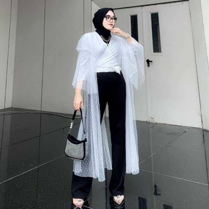 OOTD atasan putih dan hijab (instagram.com/deyaaletha)