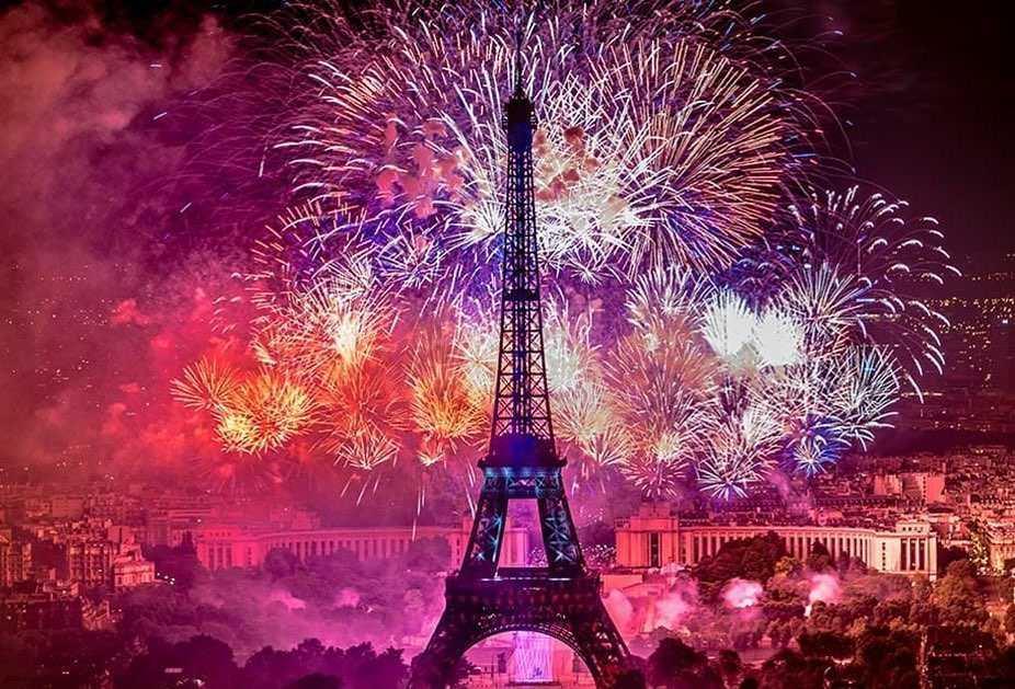 14 Potret Menara Eiffel di Malam Hari, Kerlap-Kerlip Bercahaya