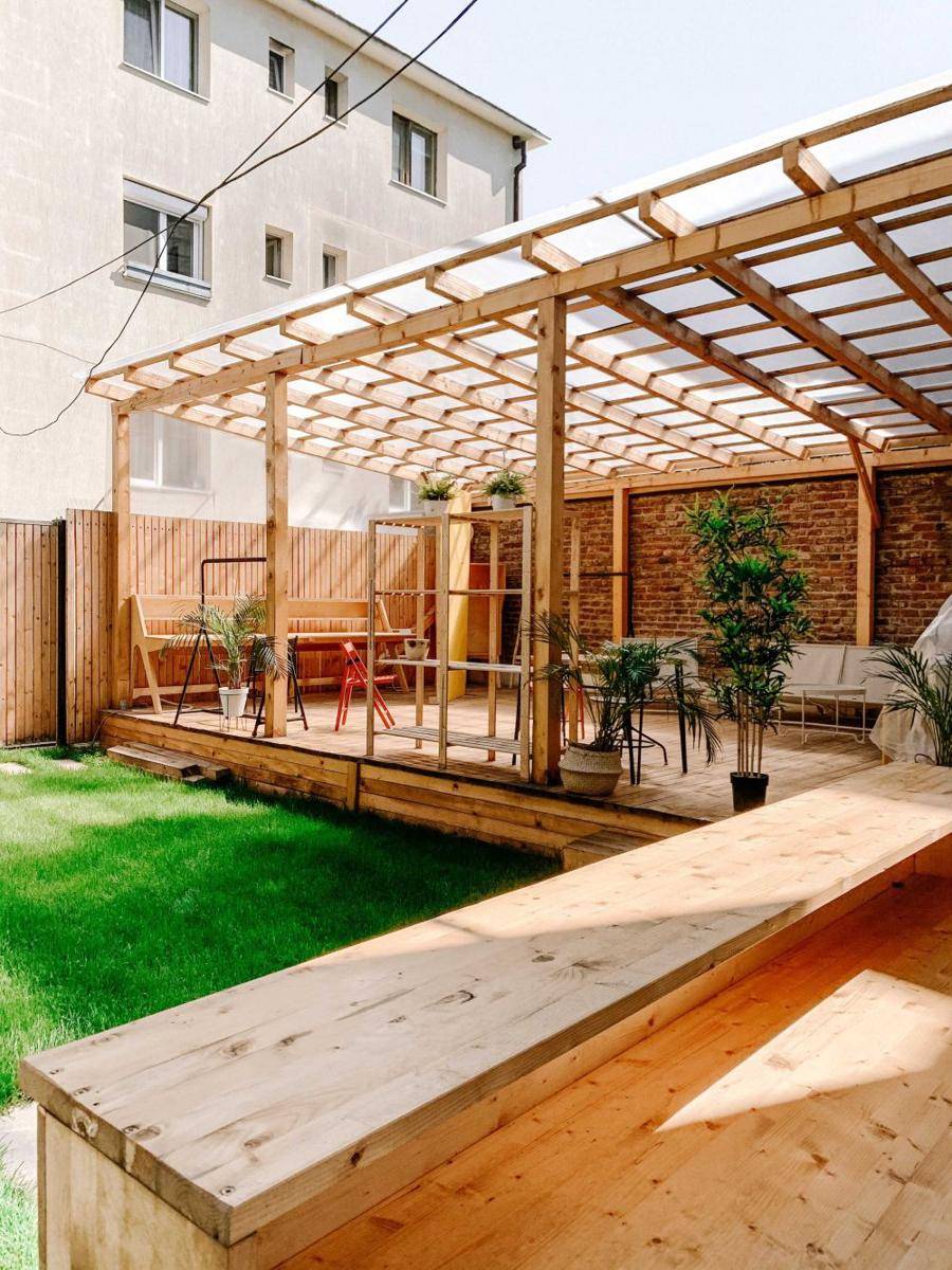 ilustrasi pergola dek balkon (unsplash.com/Toa Heftiba)
