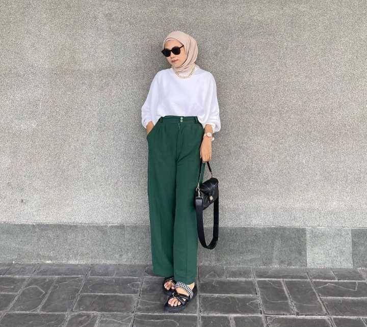 OOTD atasan putih dan hijab (instagram.com/wza.lf)