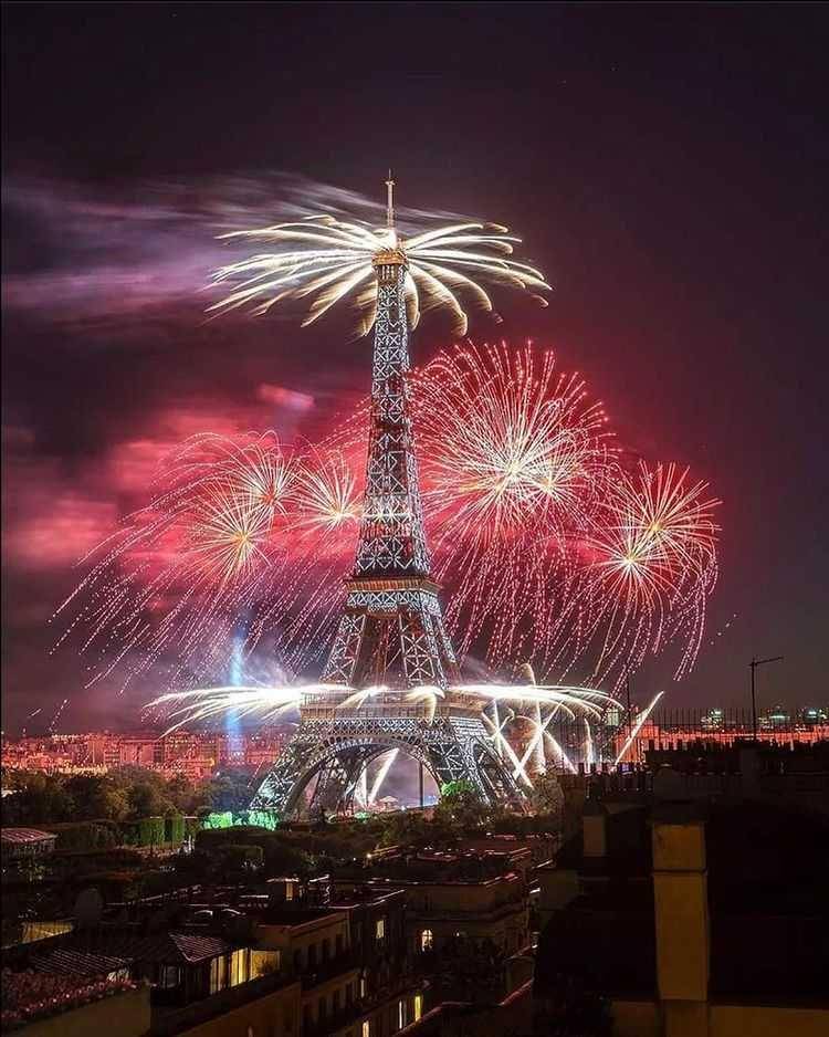 Menara Eiffel (instagram.com/parisfranceofficialeiffeltower)