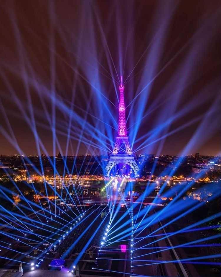 Menara Eiffel (instagram.com/parisfranceofficial)