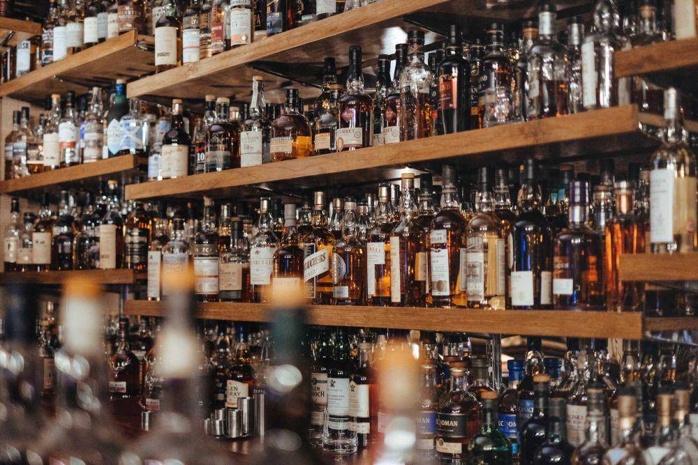 ilustrasi alkohol (unsplash.com/@fourcolourblack)