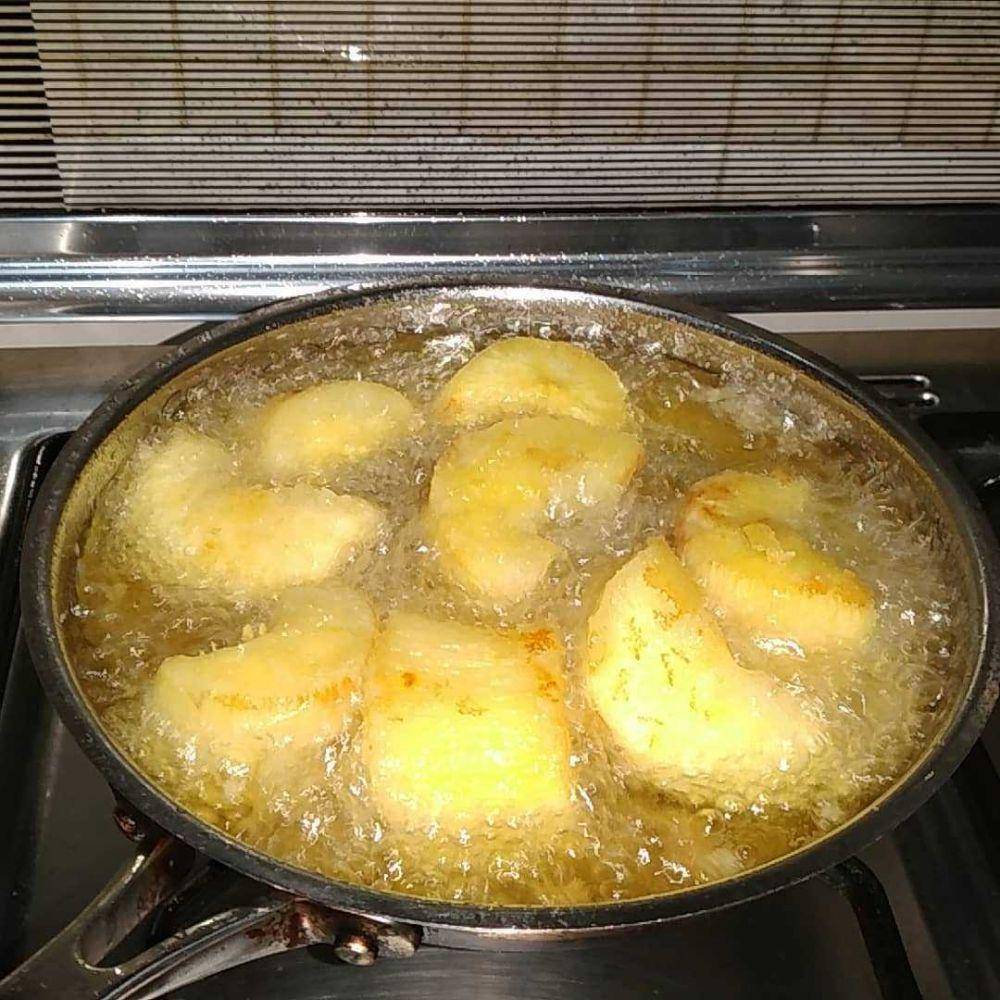 Menggoreng singkong (Instagram.com/idarosdiana_01)