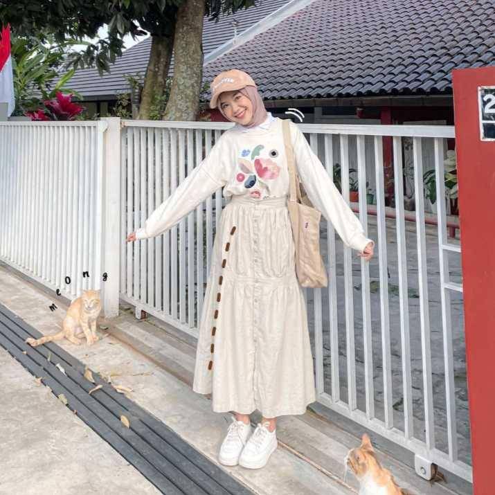 OOTD atasan putih dan hijab (instagram.com/ulyaslsss__)