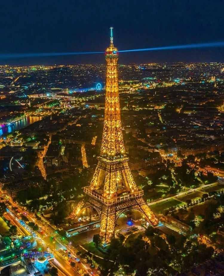 Menara Eiffel (instagram.com/parislover0201)
