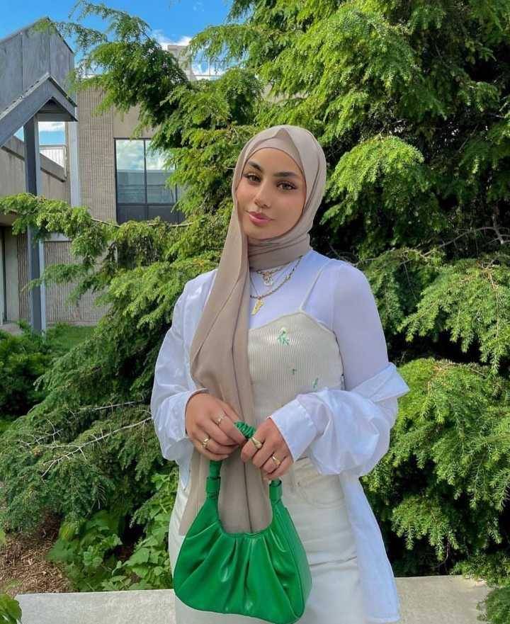 OOTD atasan putih dan hijab (instagram.com/muslimahsx)