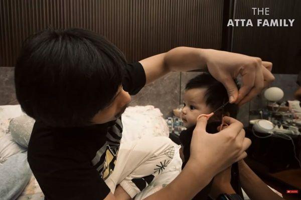 Atta potong rambut Ameena (youtube.com/atta halilintar)