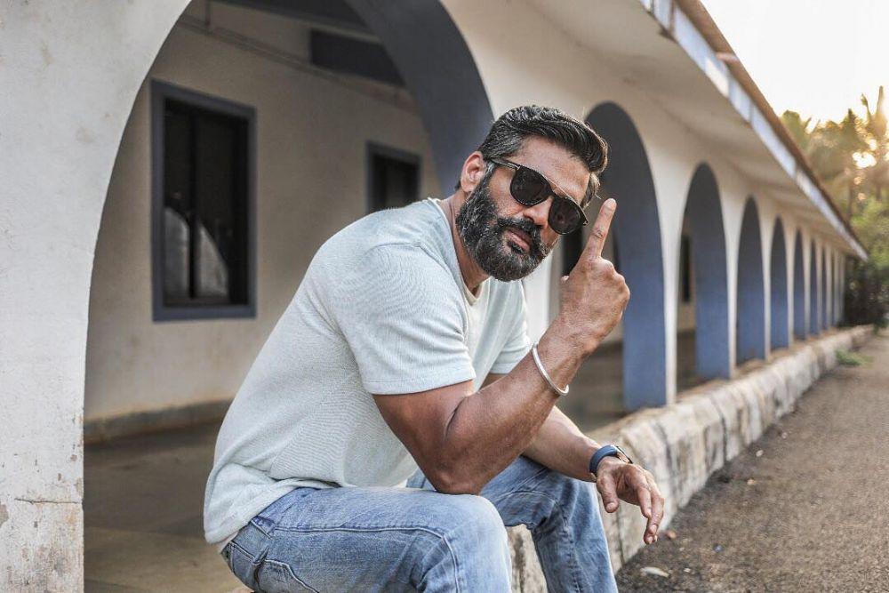 5 Rekomendasi Film India yang Dibintangi Suniel Shetty