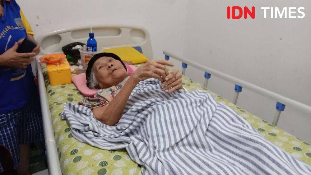 Soetinah tergolek lemah di tempat tidurnya saban hari. (IDN Times/Fariz Fardianto)