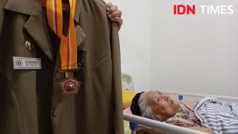 Sebuah penghargaan bintang veteran yang diterima Soetinah. (IDN Times/Fariz Fardianto)