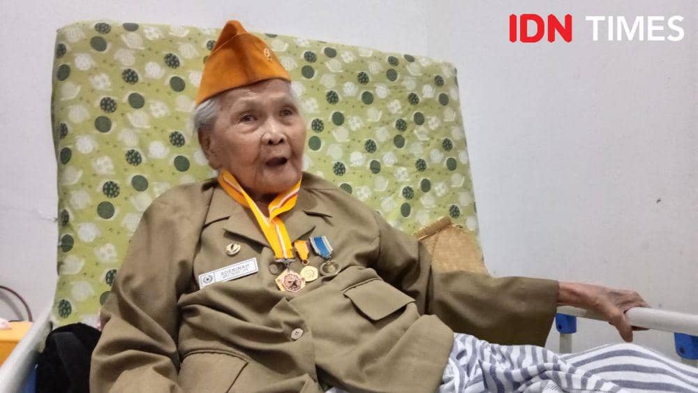 Soetinah saat memakai baju legiun veteran. (IDN Times/Fariz Fardianto)