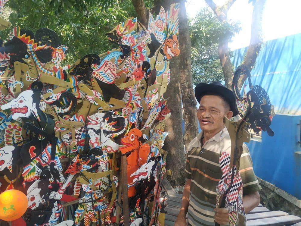 Sabar saat menunjukkan salah satu karakter wayang buatannya. IDN Times/Alfi Ramadana