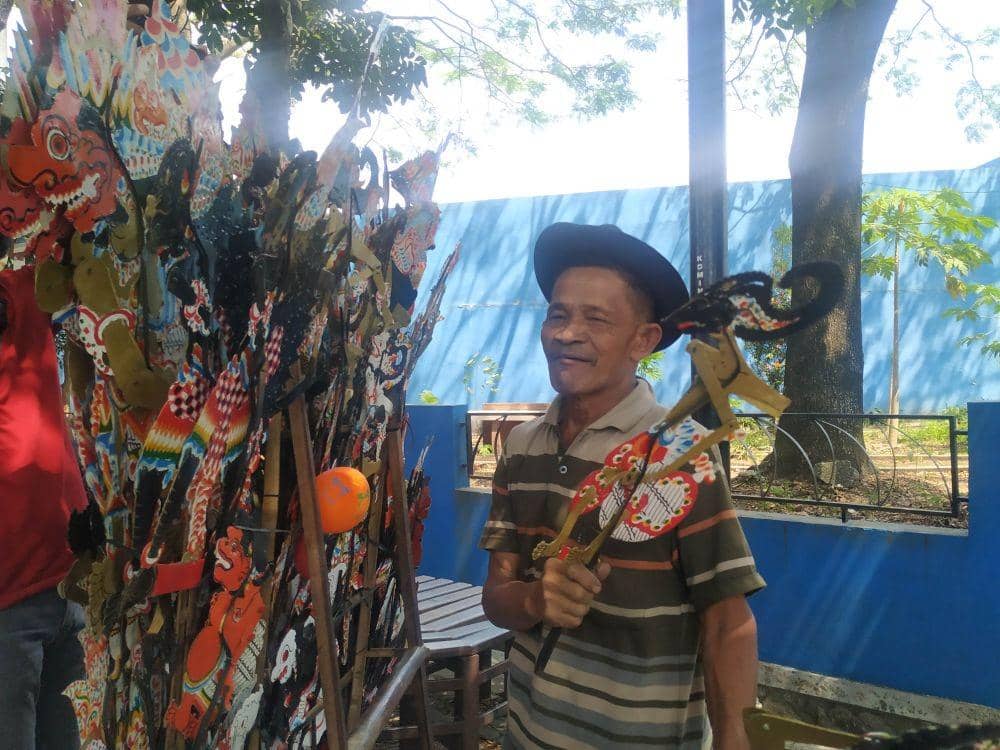 Kisah Sabar, Sukses Sekolahkan Tiga Anak dari Hasil Jualan Wayang