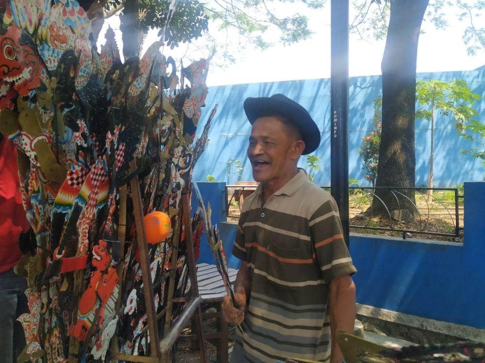 Sabar masih tampak ceria menjajakan dagangannya meskipun sudah berusia 75 tahun. IDN Times/Alfi Ramadana