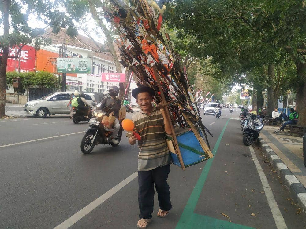 Sabar saat berkeliling menjajakan dagangannya sambil berjalan kaki. IDN Times/Alfi Ramadana