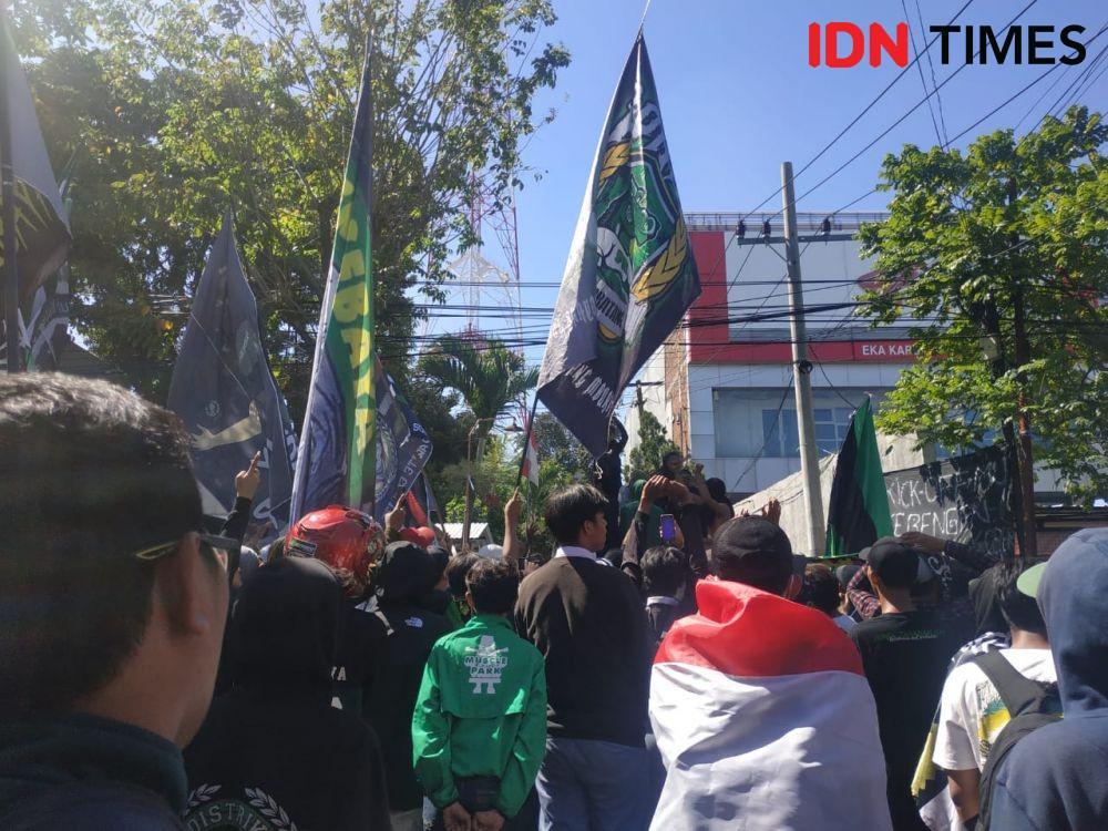 Ribuan Bonek Geruduk PT Indosiar, Menolak Jadwal Malam Laga Liga 1
