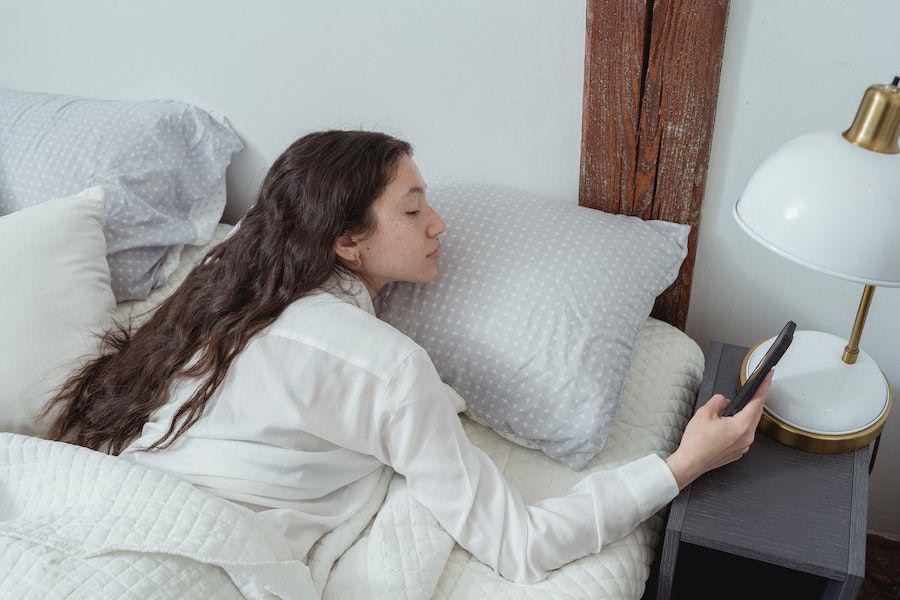 6 Alasan Mengapa Main Gadget Setelah Bangun Tidur Tergolong Bad Habits
