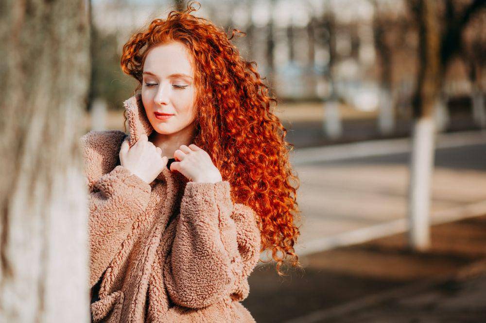 ilustrasi perempuan rambut merah (pexels.com/Natalie)