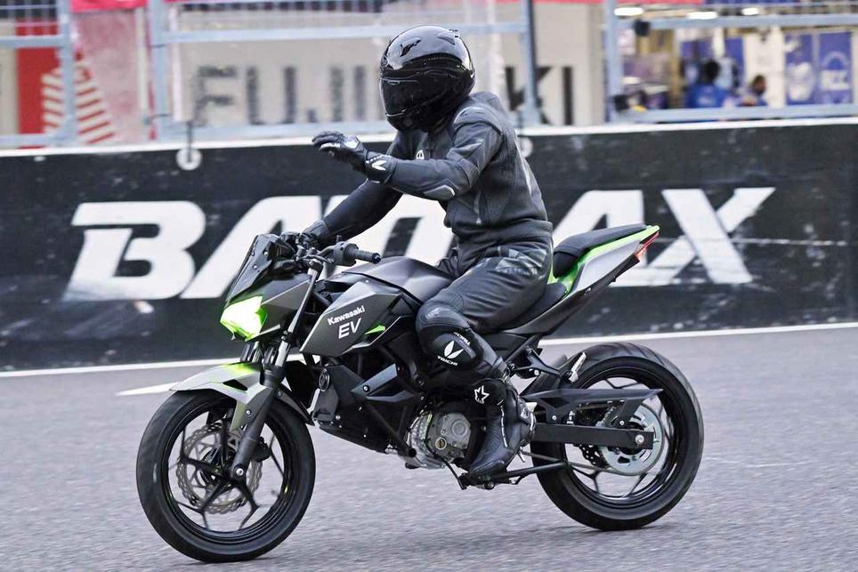 Motor full listriknya berbasis desain dari Z250/Z400 (Autoby.jp)