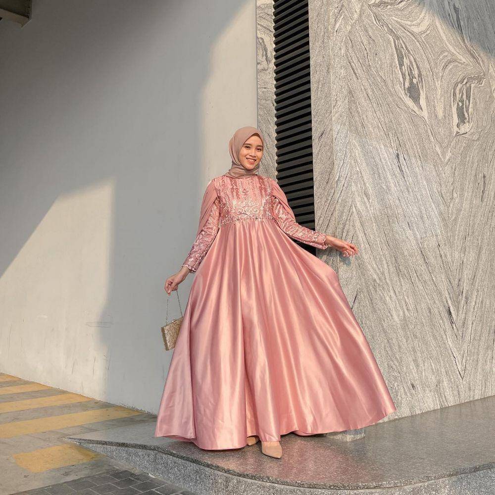 dress brokat satin (instagram.com/vinamaulina)