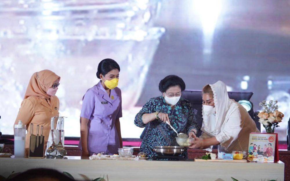 Megawati Soekarnoputri membuat buku resep berjudul "Resep Makanan Baduta dan Ibu Hamil untuk Generasi Emas Indonesia". (dok. IDN Times/Istimewa)
