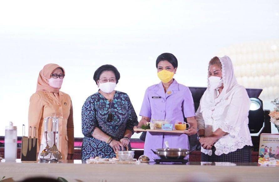 Megawati Soekarnoputri membuat buku resep berjudul "Resep Makanan Baduta dan Ibu Hamil untuk Generasi Emas Indonesia". (dok. IDN Times/Istimewa)